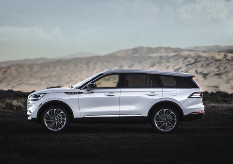 A Lincoln Aviator® SUV is parked on a scenic mountain overlook | Griffin Lincoln in Tifton GA