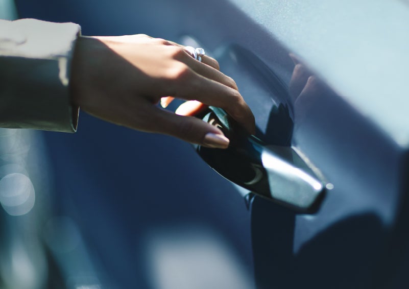 A hand gracefully grips the Light Touch Handle of a 2024 Lincoln Aviator® SUV to demonstrate its ease of use | Griffin Lincoln in Tifton GA