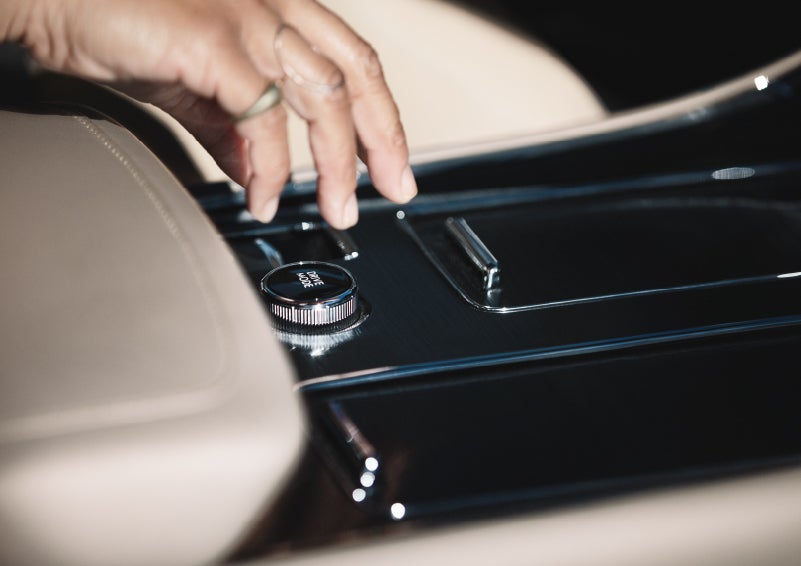 A hand reaching for the Lincoln Drive Modes knob of a 2024 Lincoln Aviator® SUV | Griffin Lincoln in Tifton GA